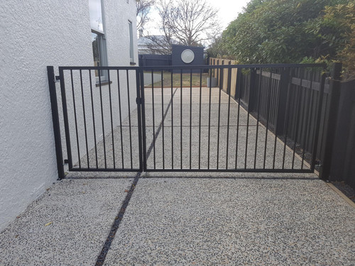 Driveway gate with pedestrian access gate