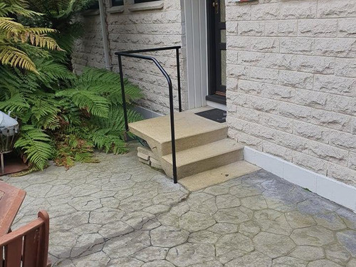 Safety handrail to prevent falls