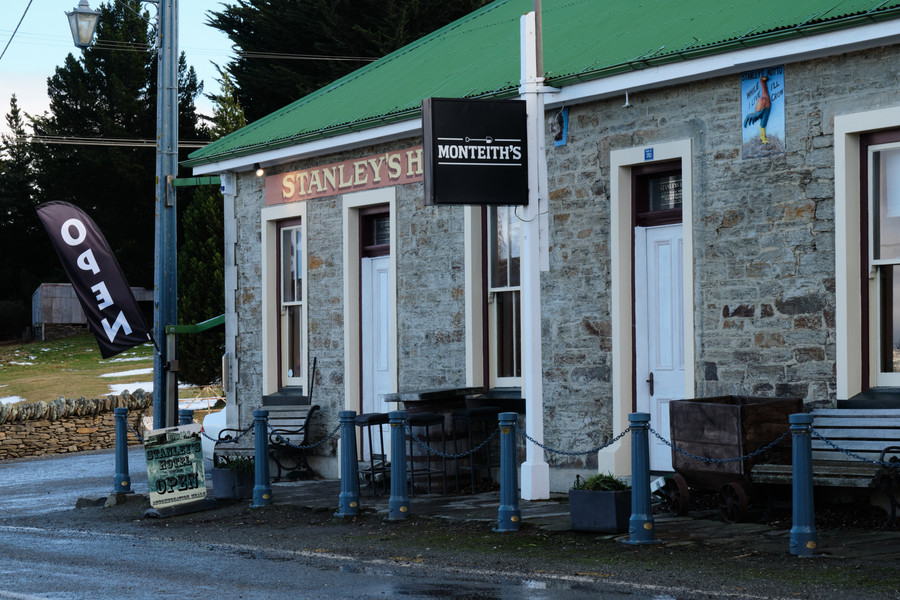 Stanley's Hotel near Macraes Gold Mine hotel, bar and accommodation