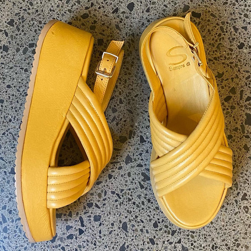 Dunedin's Iconic I Love Paris shoes in the Golden Centre
