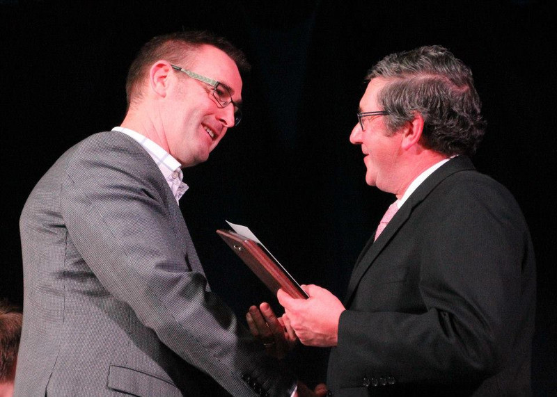 Director Murray Cockburn receiving award from Keith Hovell