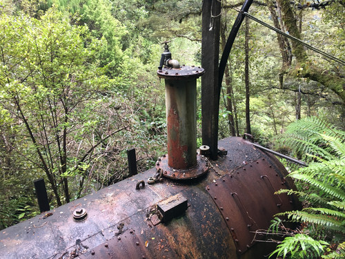 Settlement chamber at top of pipeline