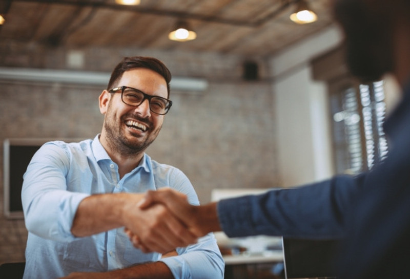 2 men shaking hands