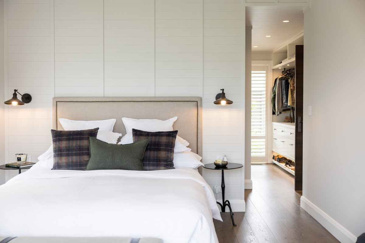 Grooved plywood and timber batten feature walls combined with soft textures add comfortable homeliness to the bedroom suites.