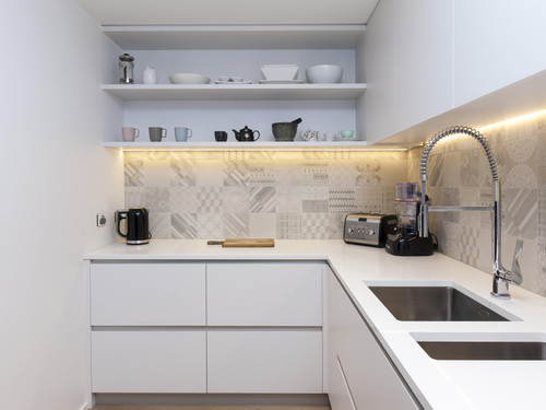 The kitchen uses the finest quality hardware, fittings, mosaic tiling and marble.