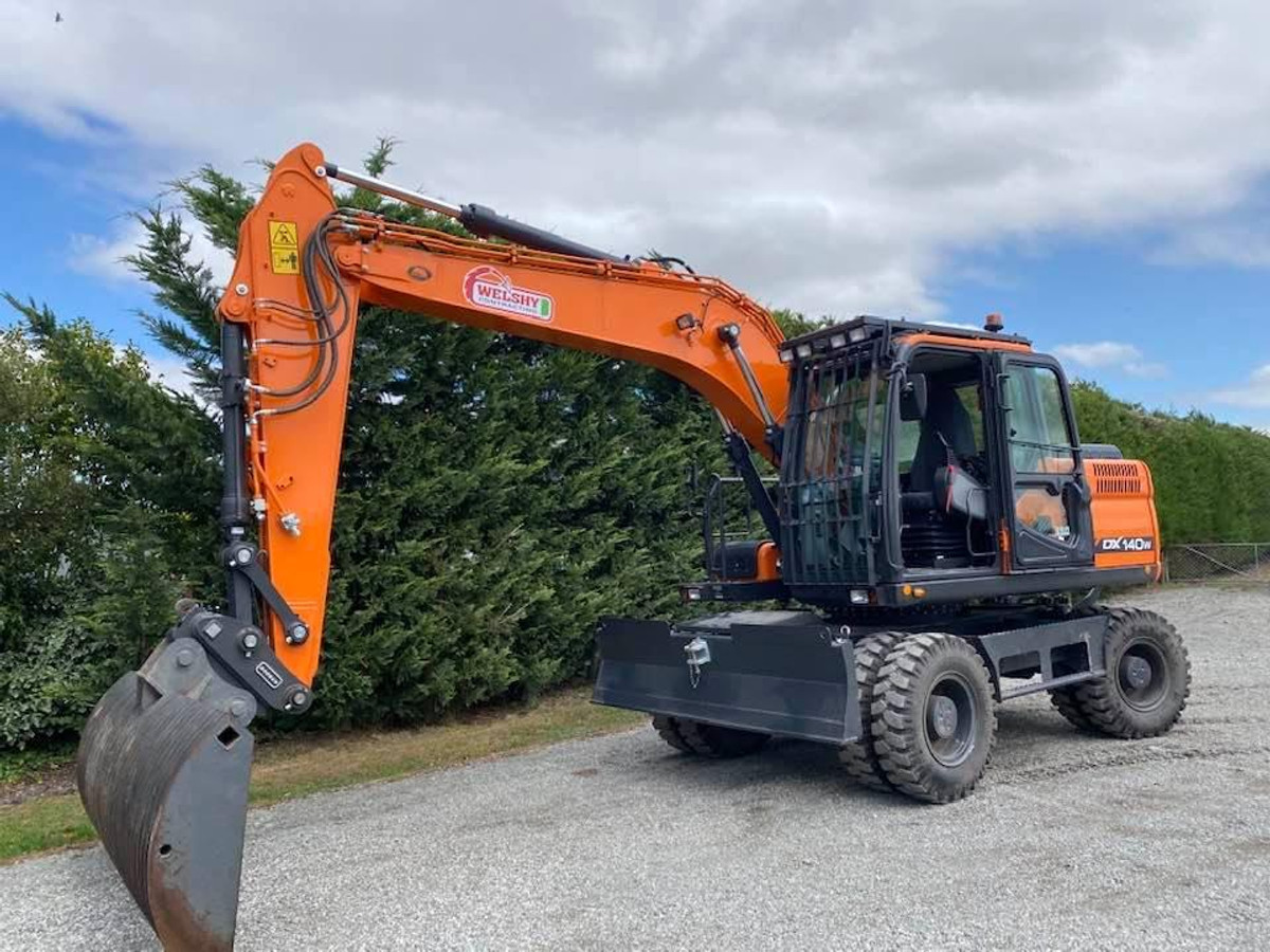 This Doosan digger on wheels is ideal for clearing out drains