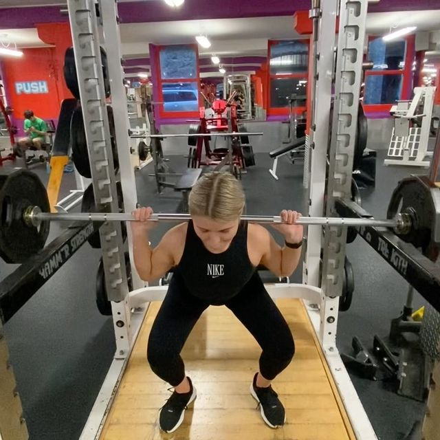 Keely squatting more than her body weight! 👏🏼
.
You’ve come a long way since the start of the year, keep up the good work!!