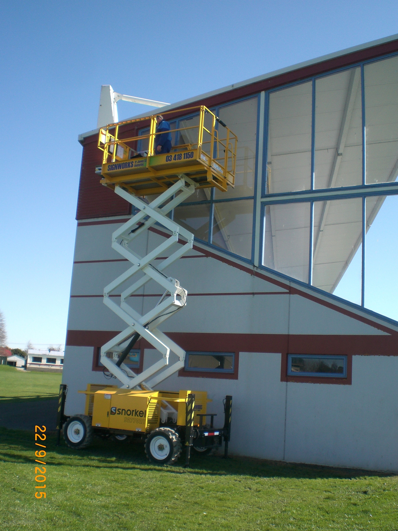 Scissor Lift Hire Signworks Signs & Graphics Balclutha & South Otago
